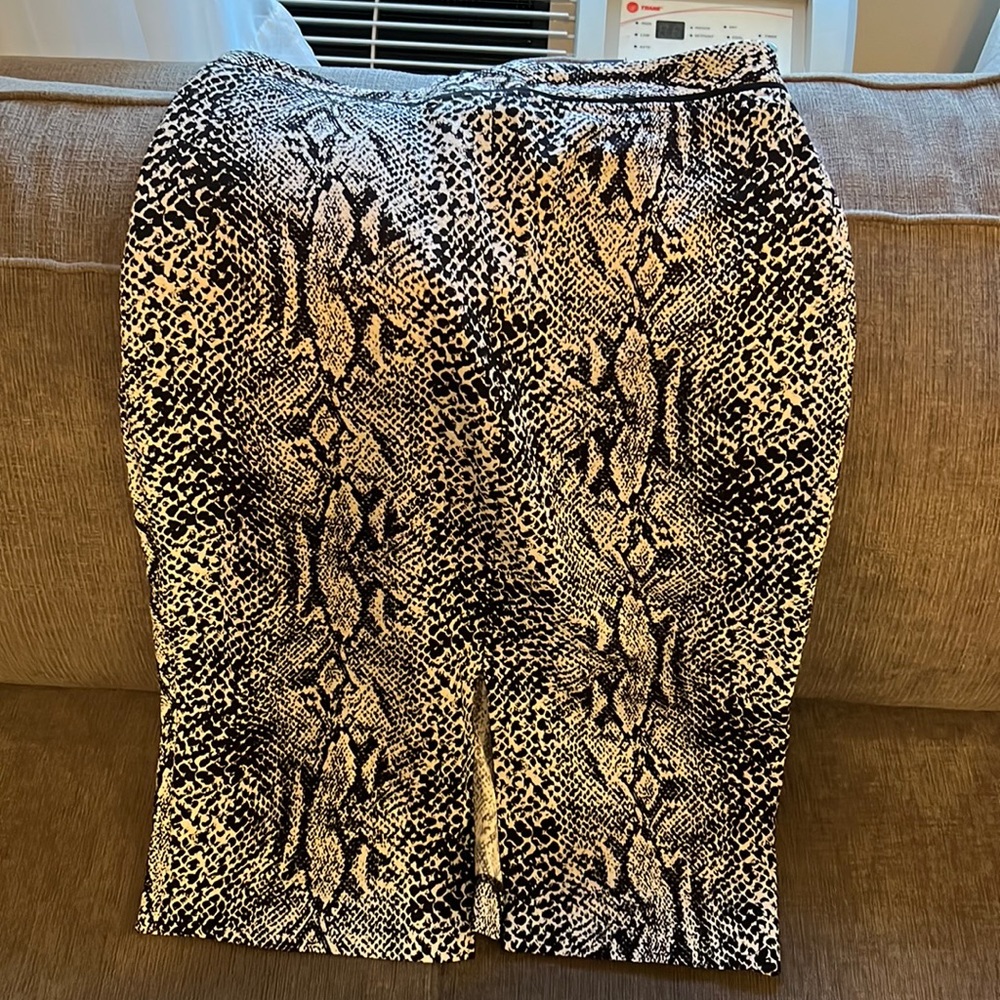 Snake print , Pencil skirt , size 4 , front slit , black , white , fall fashion